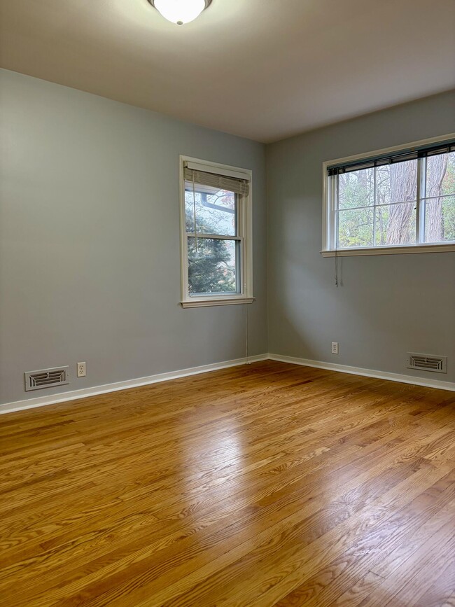 Building Photo - 6493 Thorncrest Dr