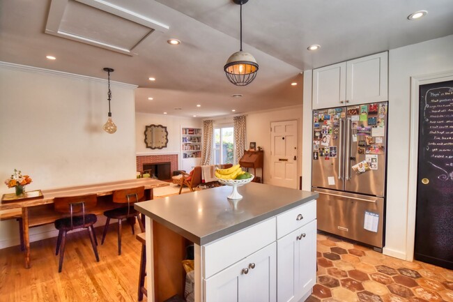 Building Photo - Beautiful 3 BD, 2 BA Home in Bird Rock fea...