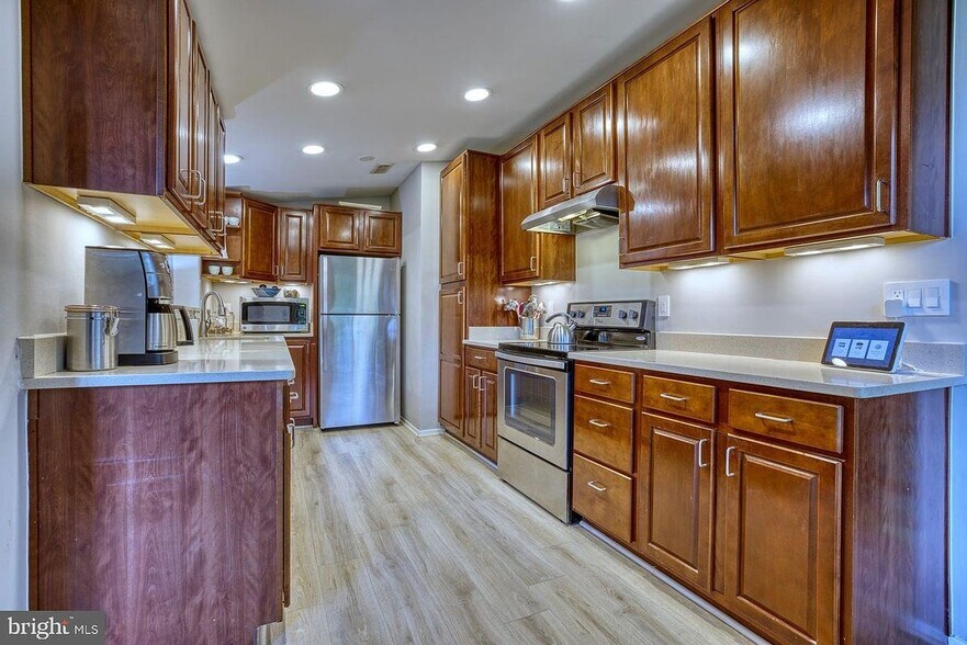 Building Photo - 3402 Hemlock Dr