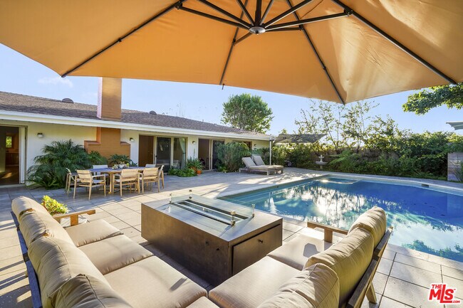 Building Photo - 375 S Surfview Dr