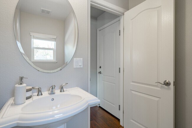 Building Photo - Tassajara Cottages Danville Home - Super Convenient Location