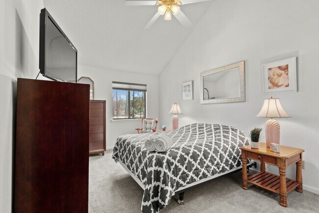 Building Photo - Seasonal Rental Available 9/10/25-3/31/26