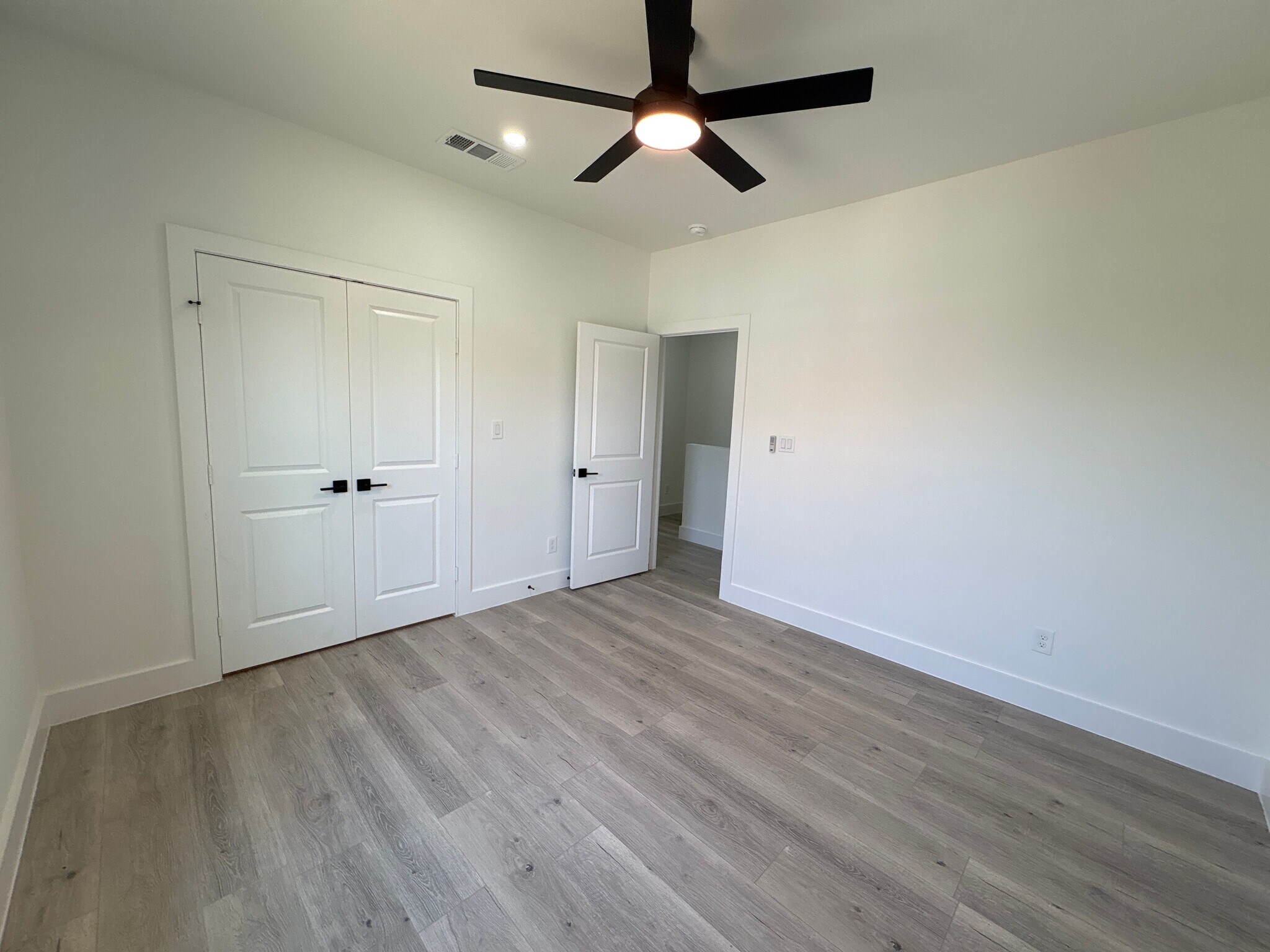 Building Photo - Room in Duplex on Wendelkin St