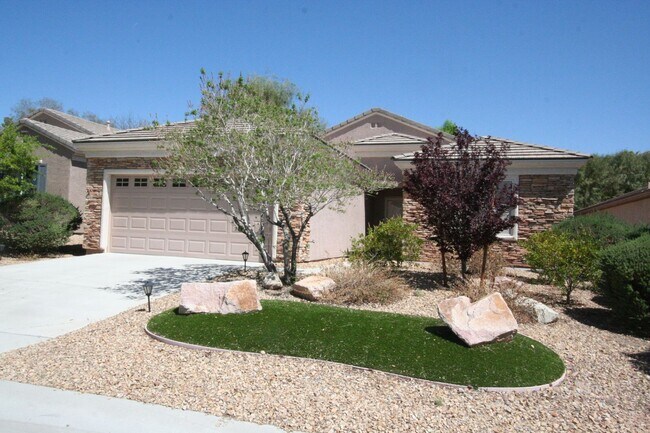 Building Photo - 2 bed w/den, 2 bath, 2 car single story house