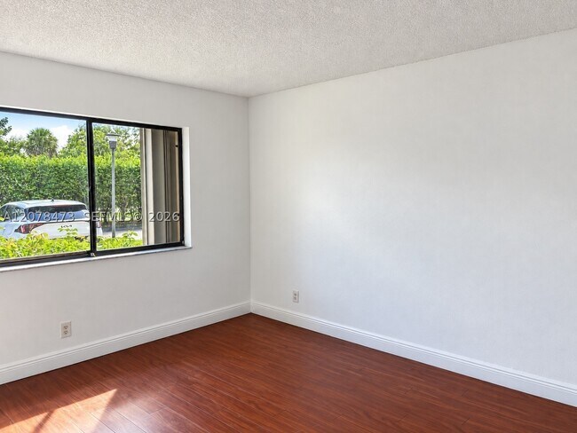 Building Photo - 205 Lakeview Dr