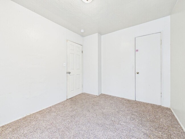 Building Photo - 2 Bedroom 1 bathroom Home