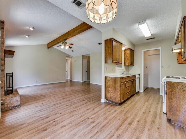 Building Photo - 506 Lakeway Dr