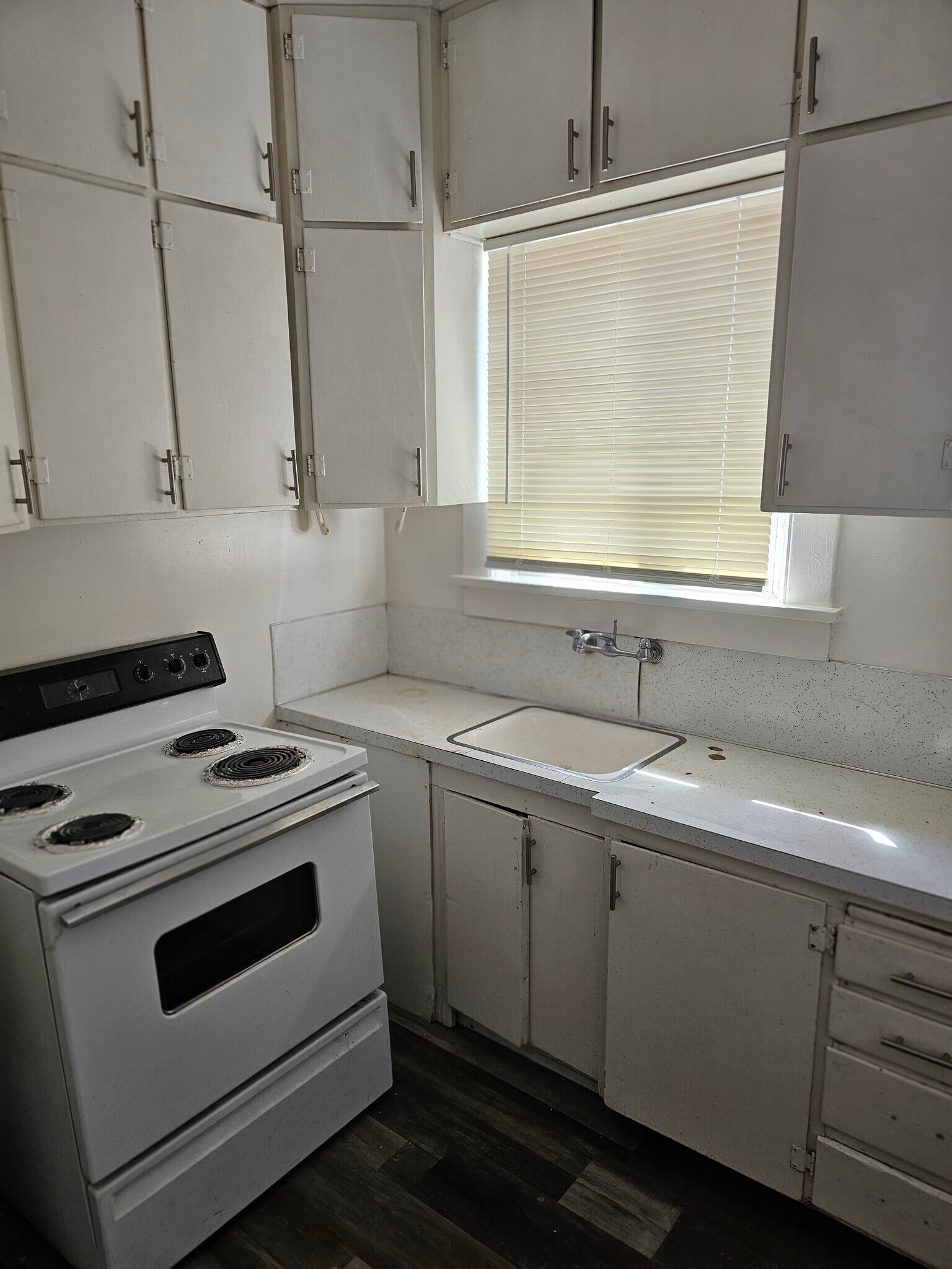 Building Photo - 310 6th St