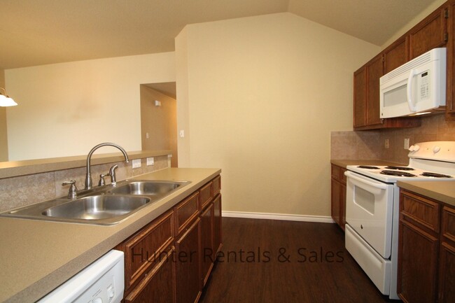 Building Photo - Spacious Two-Bedroom!