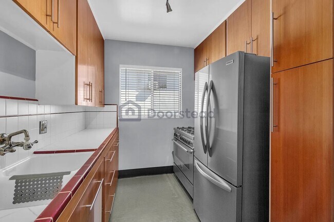 Building Photo - 1615 N Laurel Ave