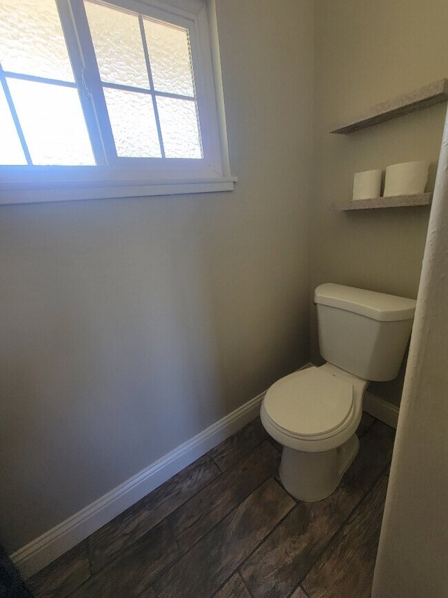 Building Photo - "Charming 3-Bed, 1.5-Bath home