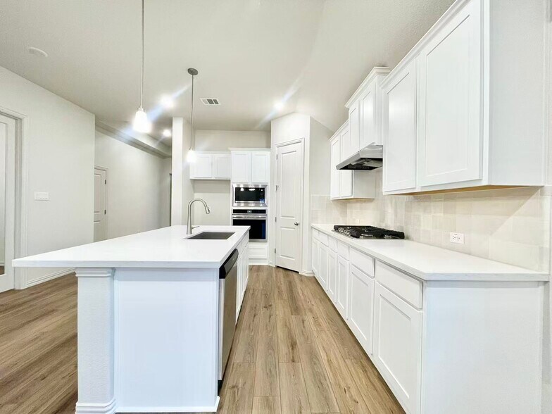 Building Photo - 16629 Freshwater Dr