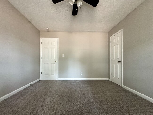 Building Photo - Charming 3 Bed 2 Bath Home with Fenced Yard