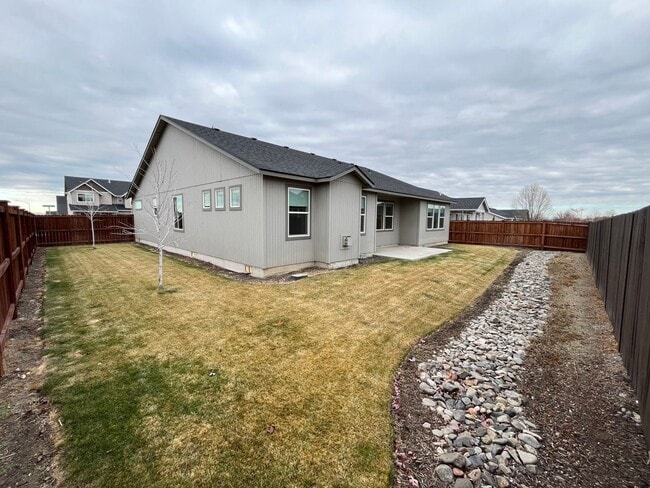 Building Photo - 3 Bedroom + Office in NW Redmond