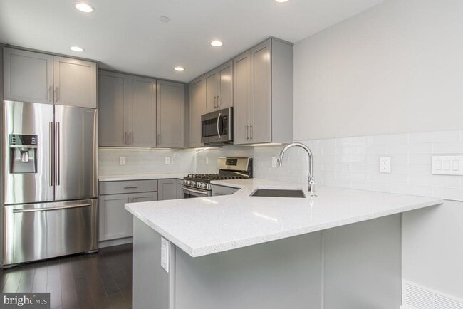 Building Photo - 716 S Sartain St