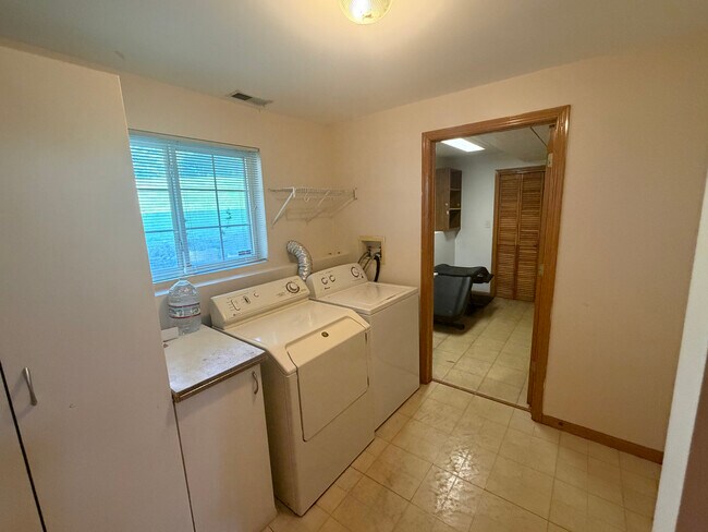 Building Photo - 211 Monarch Dr