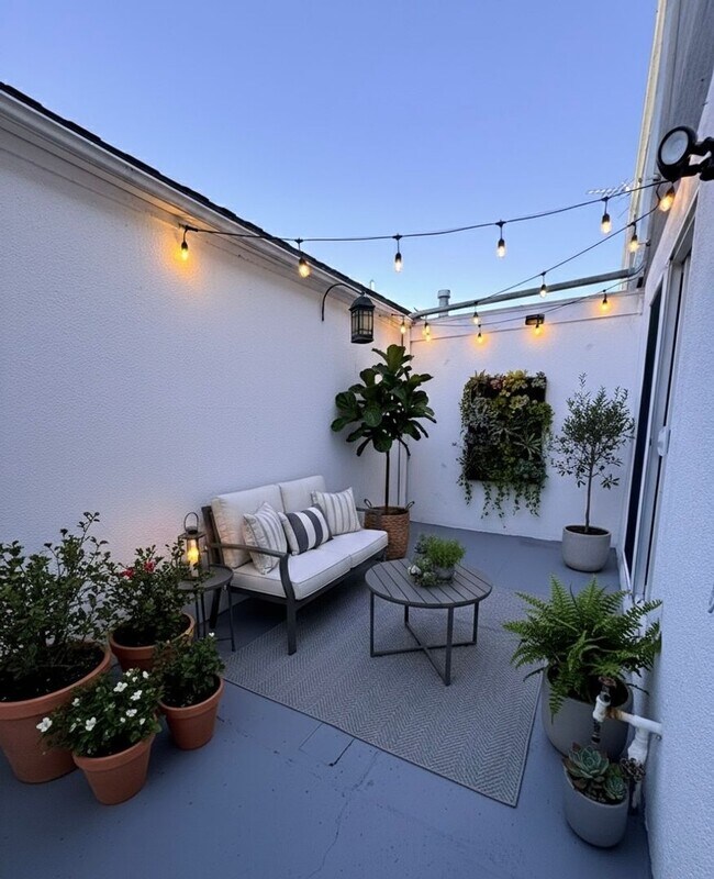 Building Photo - Spacious 3 bedroom 2 bath townhome with 2 car garage in Costa Mesa.