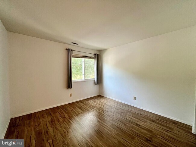 Building Photo - 2217 Sayre Dr
