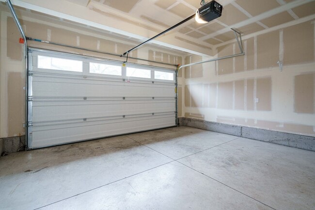 Building Photo - MASTER ON THE MAIN - 3 bedroom 2.5 bath - ...