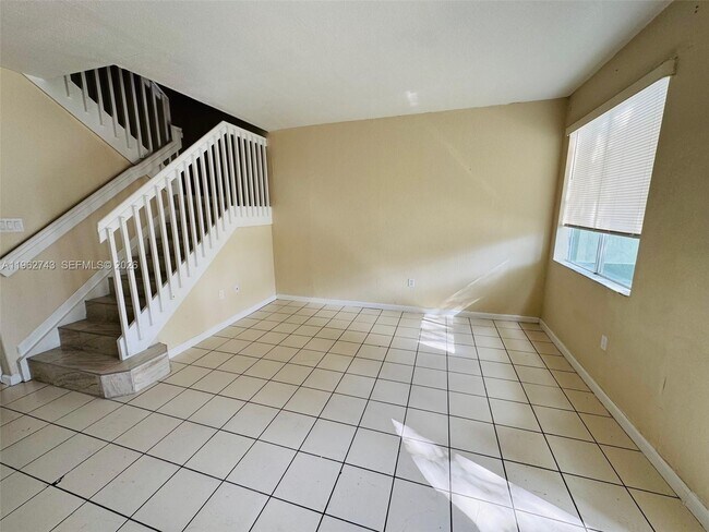 Building Photo - 1601 SE 24th Ct