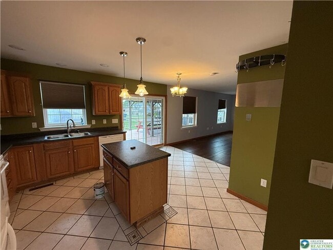 Building Photo - 4 bedroom 2.5 bathroom