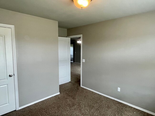 Building Photo - Beautiful 4 bed Bedroom Home in Mustang Sc...