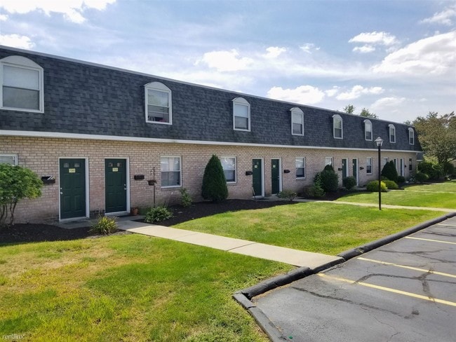 Building Photo - 2 br, 1 bath Townhome - 700 Hemlock Square