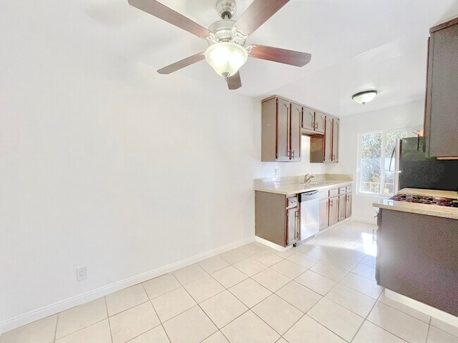 Building Photo - 10860 Blix St