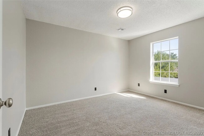 Building Photo - Beautifully Updated Broken Arrow Home!