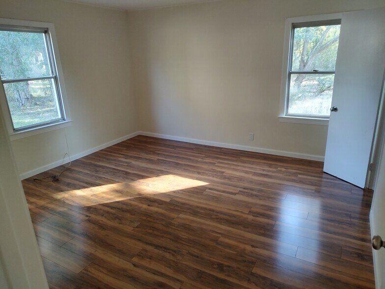 Building Photo - 121 Seaman Dr