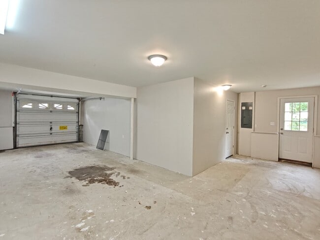 Building Photo - 252 Terry Ln