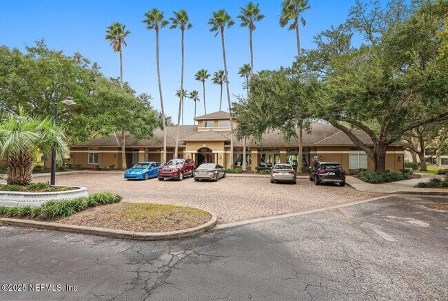 Building Photo - 5 Arbor Club Dr