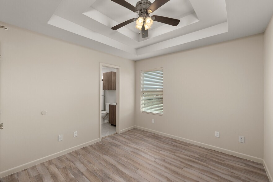 Building Photo - 1021 E La Cantera Ave