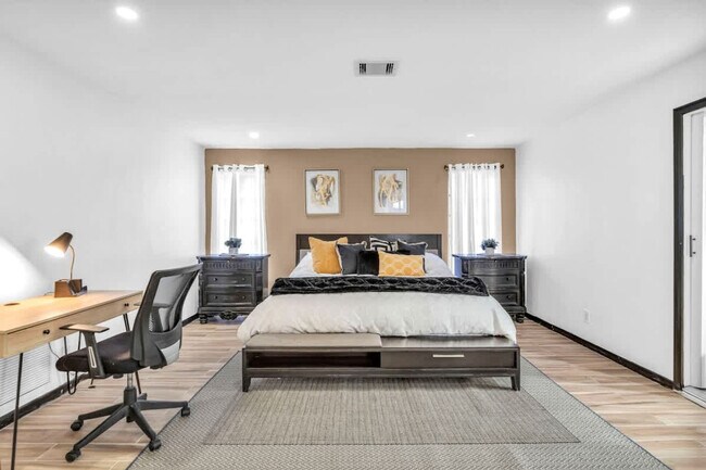 Building Photo - 1006 SE 6th St