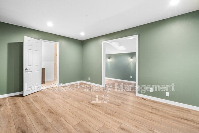 Building Photo - 1525 E Woodland Dr