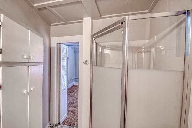Building Photo - 464 College
