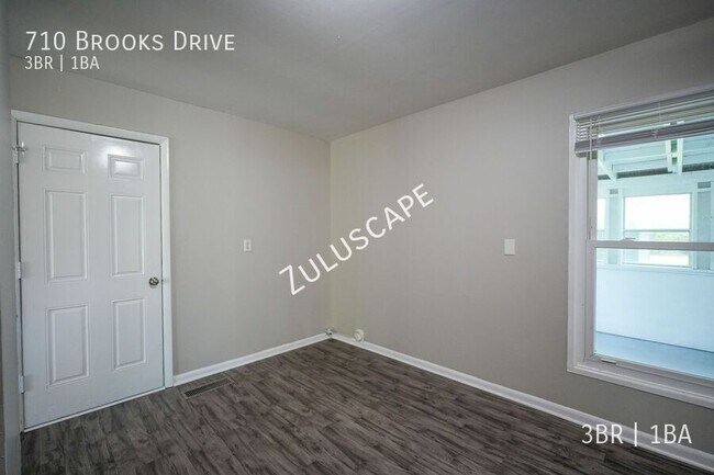 Building Photo - 710 Brooks Dr