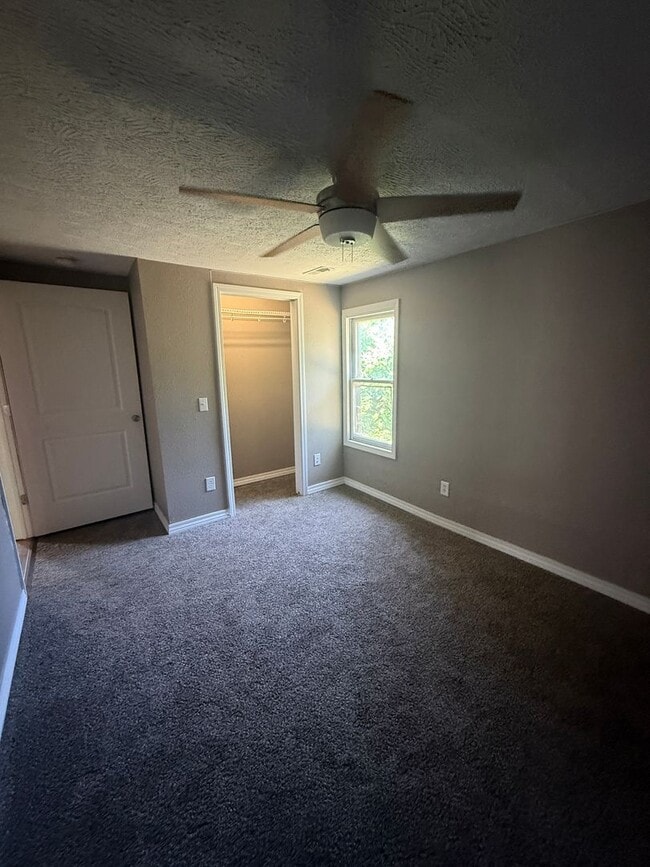 Building Photo - 3 bedroom/1 bath house