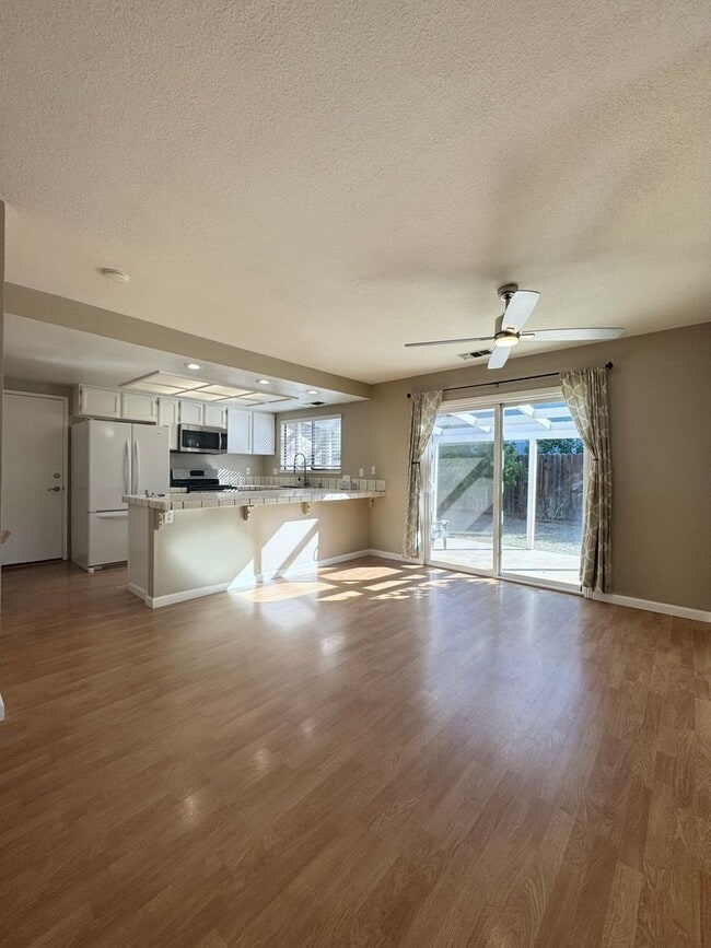 Building Photo - New Year Move-In Special! $300 OFF 1st MONTH RENT!!