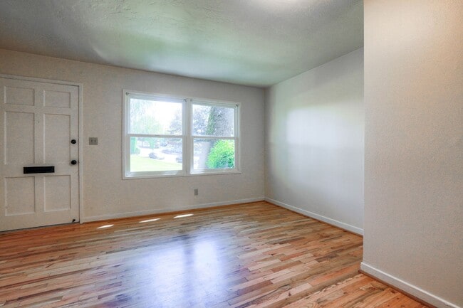 Building Photo - Timeless 1 Bedroom Mid-Century Townhouse!