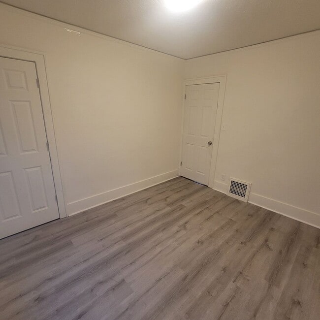 Building Photo - $900 2 Bedroom 1 Bathroom Home