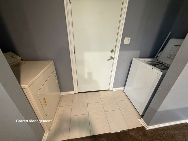 Building Photo - Spacious 5 Bedroom, 3 bath