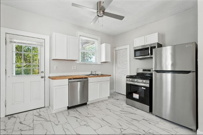 Building Photo - "Charming 3-Bed Retreat with Gleaming Hardwood Floors on Beacon Hill Avenue!"