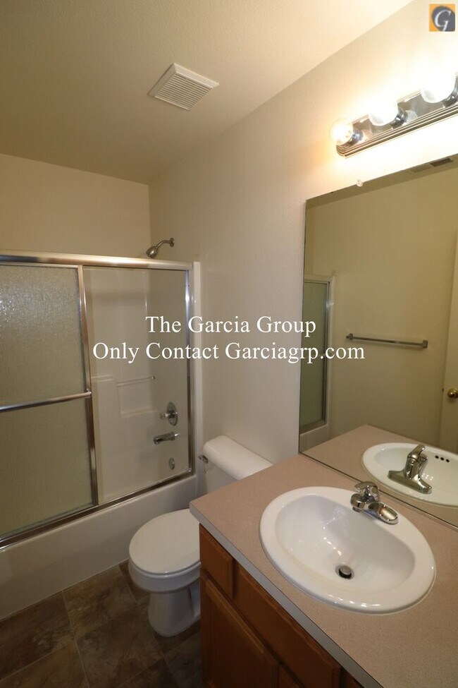 Building Photo - Great 4 bedroom 2.5 bathroom Single Family...