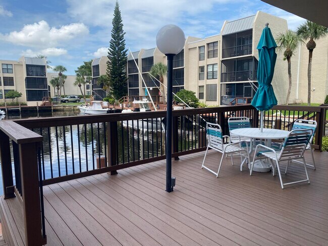 Building Photo - 9 Royal Palm Way