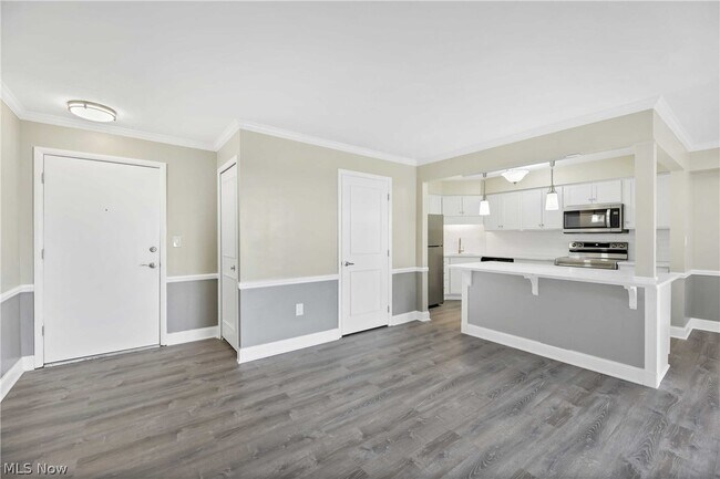 Building Photo - 12550 Lake Ave