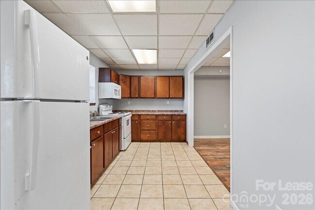 Building Photo - 300 E Gold St