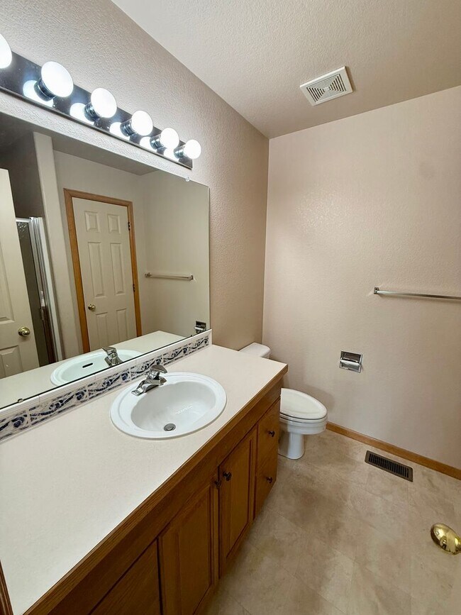 Building Photo - Ranch Style Home Located on Dead-End Street, Easy Access to I-25
