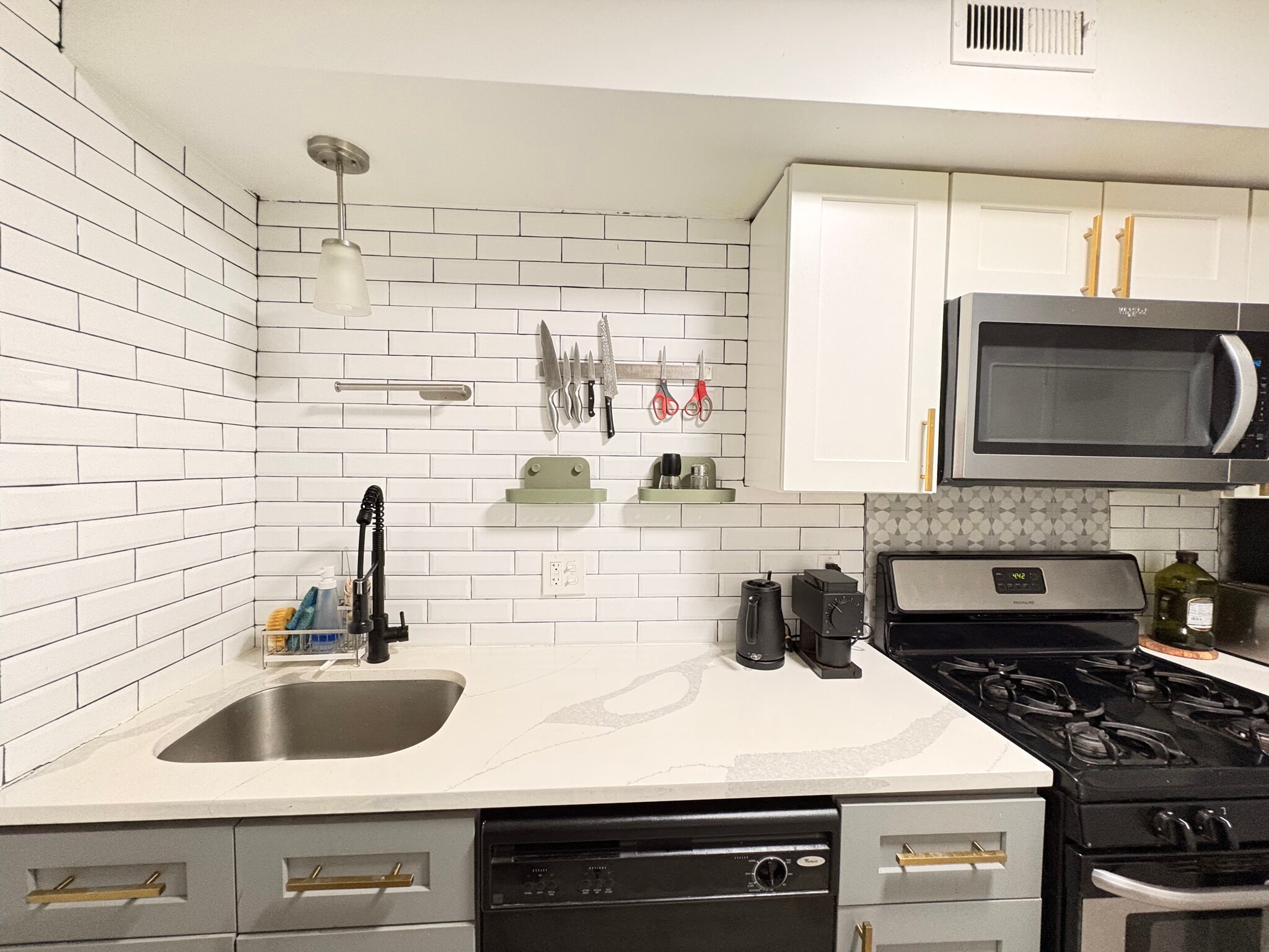 Building Photo - 5737 Hobart St