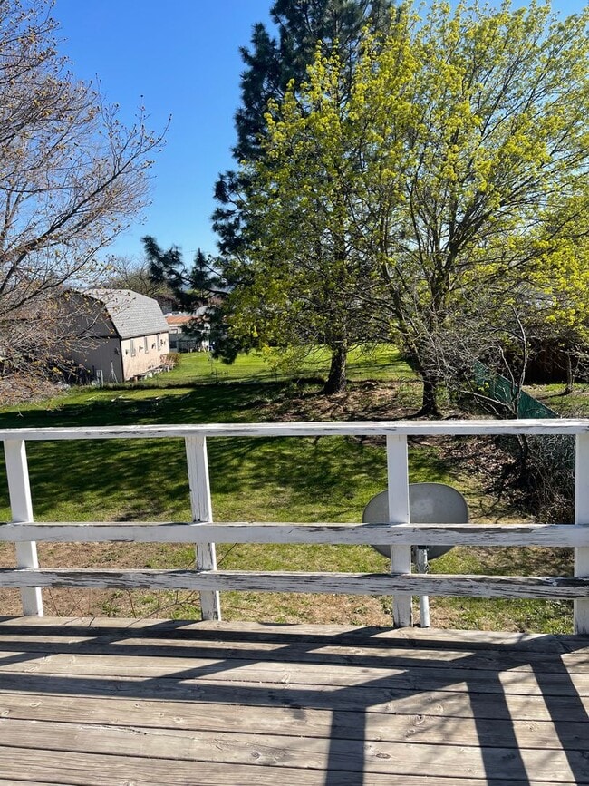 Building Photo - PENDING APPLICATION 2 Bedroom Duplex in Sp...